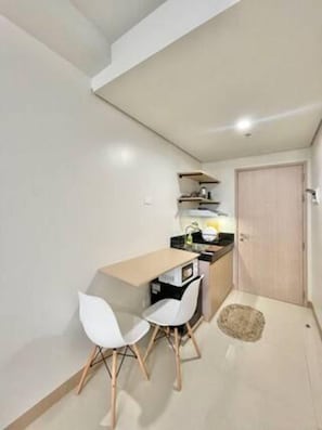 Fridge, microwave, stovetop, cookware/dishes/utensils