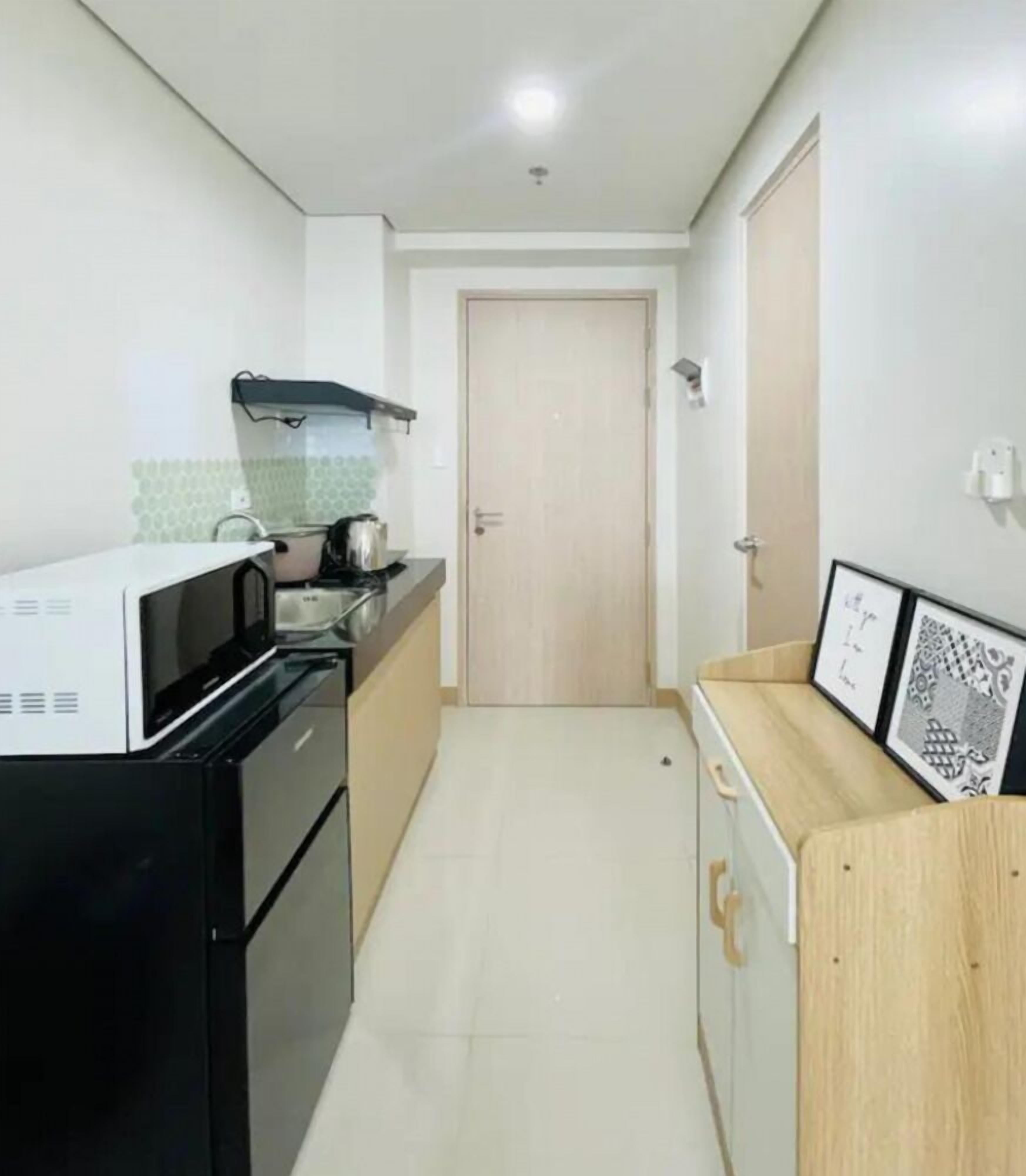 Microwave, stovetop, cookware/dishes/utensils