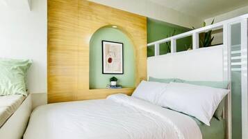 Tabla de planchar con plancha y ropa de cama