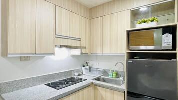 Frigorífico, microondas, placa de cocina y utensilios de cocina