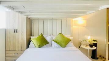 Tabla de planchar con plancha y ropa de cama