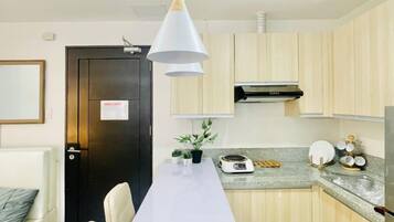 Frigorífico, microondas, placa de cocina y utensilios de cocina