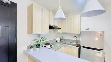 Frigorífico, microondas, placa de cocina y utensilios de cocina
