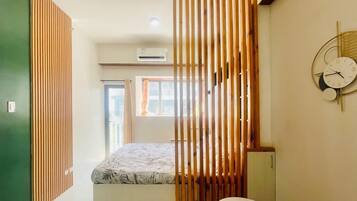Tabla de planchar con plancha, wifi y ropa de cama