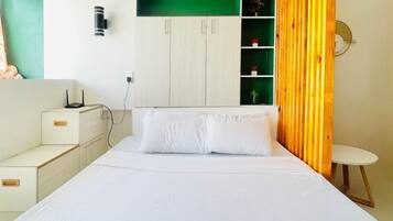Tabla de planchar con plancha, wifi, ropa de cama