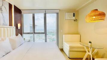 Iron/ironing board, bed sheets, wheelchair access