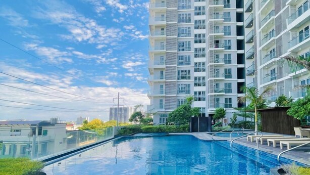 Un immeuble résidentiel moderne doté d’une piscine.