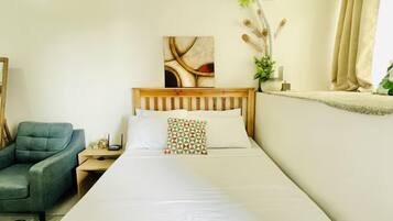 Iron/ironing board, bed sheets, wheelchair access