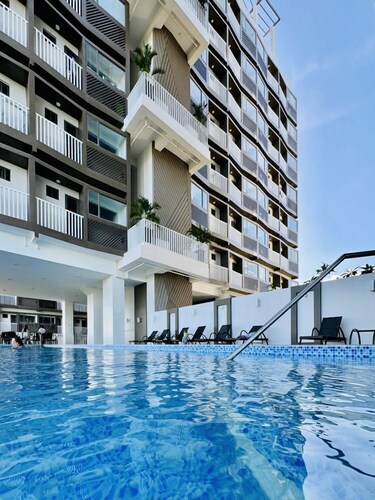 Bright 2-BR Condo with Balcony and Pool