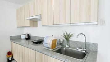 Frigorífico, microondas, placa de cocina y utensilios de cocina