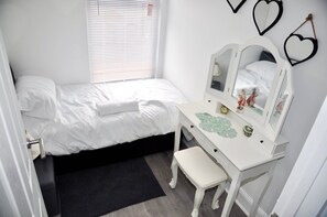 3 soverom, strykejern/-brett, internettilgang og sengetøy