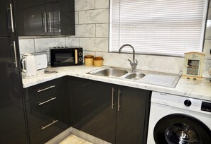 Kjøleskap, mikrobølgeovn, ovn og kokeplater