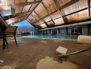 Outdoor pool - KING'S CREEK (Williamsburg)