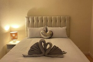 3 chambres, fer et planche à repasser, Wi-Fi, draps fournis