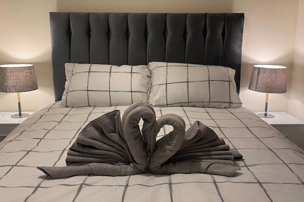 3 bedrooms, iron/ironing board, WiFi, bed sheets