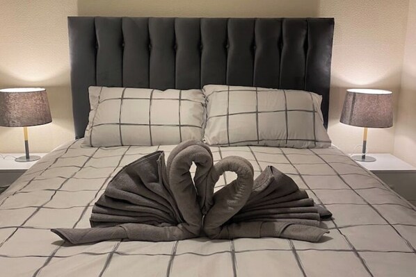 3 عدّة غرف نوم ومكواة/لوح كي وواي فاي وملاءات أسرّة