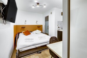 Iron/ironing board, WiFi, bed sheets