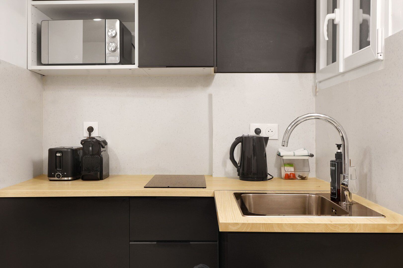 Réfrigérateur, micro-ondes, cafetière/bouilloire, tables à manger