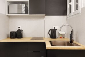 Refrigerador, microondas, cafetera y tetera y comedor 