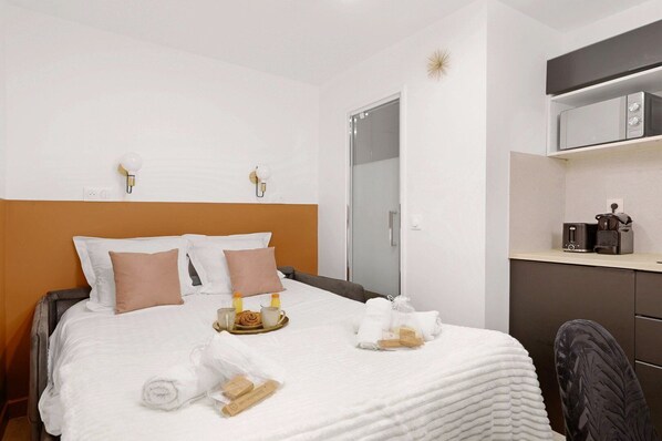 Tabla de planchar con plancha, wifi y ropa de cama 