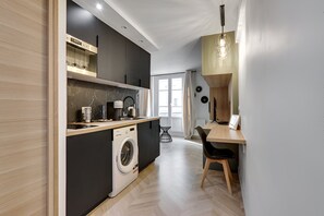 Réfrigérateur, micro-ondes, four, cafetière/bouilloire