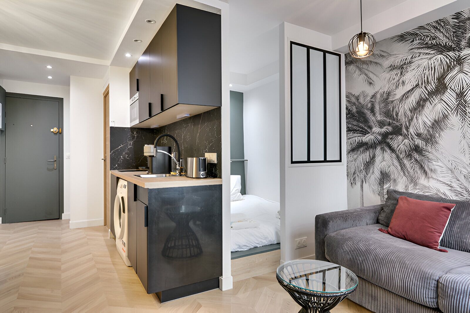 Un appartement moderne comprenant une cuisine, un coin repas et un salon.