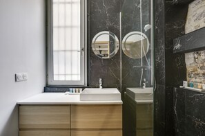 Dusche, Haartrockner, Handtücher