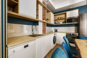 Fridge, microwave, oven, dishwasher - TBS 51 - Spacious and modern duplex apartment (Paris)