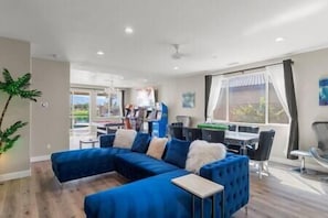 Televisión, chimenea, futbolito y tenis de mesa 