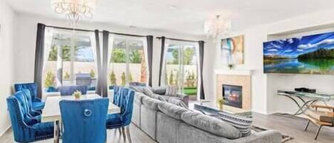 Televisión, chimenea, futbolito, mesa de ping pong