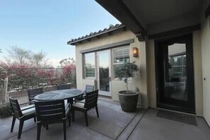 Outdoor dining - Luxe Desert Oasis: Pool, Spa, Gym & Golf Cart Access Champ (La Quinta)