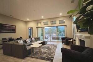 Fernseher, Kamin, Tischfußball, Tischtennisplatte