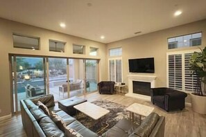 Fernseher, Kamin, Tischfußball, Tischtennisplatte