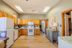 冰箱、微波炉、烤箱、洗碗机