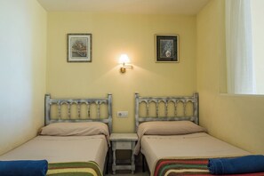 1 sovrum och sängkläder