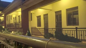 Un bâtiment doté de nombreuses fenêtres et d’un balcon agrémenté d’une balustrade.