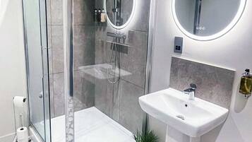 Superior Apartment, City View | Bathroom | Free toiletries, hair dryer, towels, soap