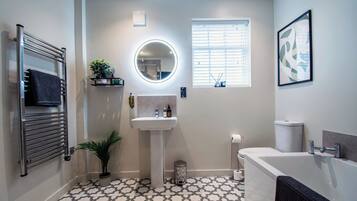 Superior Apartment, City View | Bathroom | Free toiletries, hair dryer, towels, soap