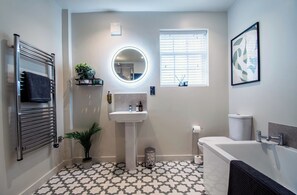 Superior appartement, uitzicht op stad | Badkamer | Gratis toiletartikelen, een haardroger, handdoeken, zeep