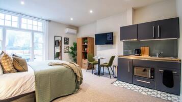 Deluxe Studio Suite, City View | 1 bedroom, laptop workspace, iron/ironing board, free WiFi