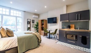 Deluxe studio suite, uitzicht op stad | Een laptopwerkplek, een strijkplank/strijkijzer, gratis wifi, beddengoed