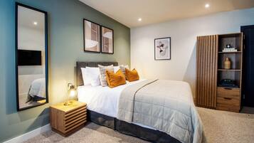 Une chambre à coucher moderne avec un lit, une table de chevet et une armoire en bois.