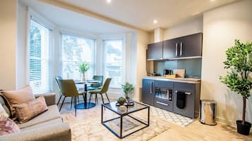 Appartamento Superior, vista città | Area soggiorno | Smart TV