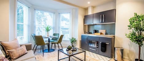 Appartement Supérieur, vue ville | Coin séjour | TV connectée