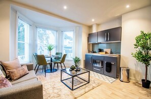 Superior appartement, uitzicht op stad | Woonruimte | Een smart-tv