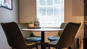 Superior Apartment, City View | In-room dining