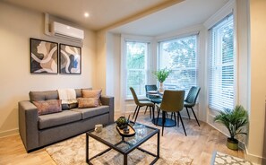 Superior-Apartment, Stadtblick | Wohnbereich