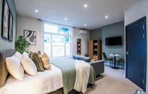 Deluxe Studio Suite, City View | Laptop workspace, iron/ironing board, free WiFi, bed sheets - Thetford Hive (Thetford)