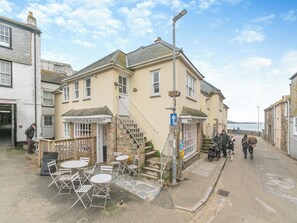 Outdoor dining - 2 bedroom accommodation in St Ives (St Ives)