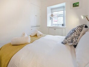 2 bedrooms, WiFi (free), bed sheets